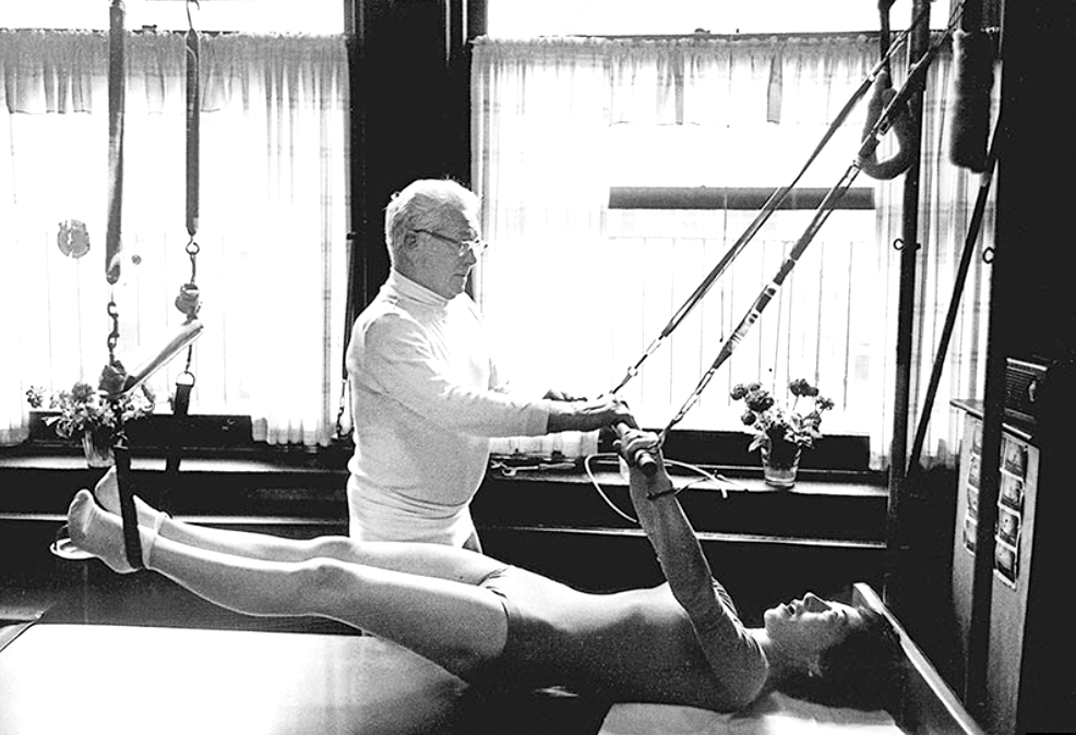 Histoire et méthode Joseph Pilates : Photo de Romana Kryzanowska sur un reformer
